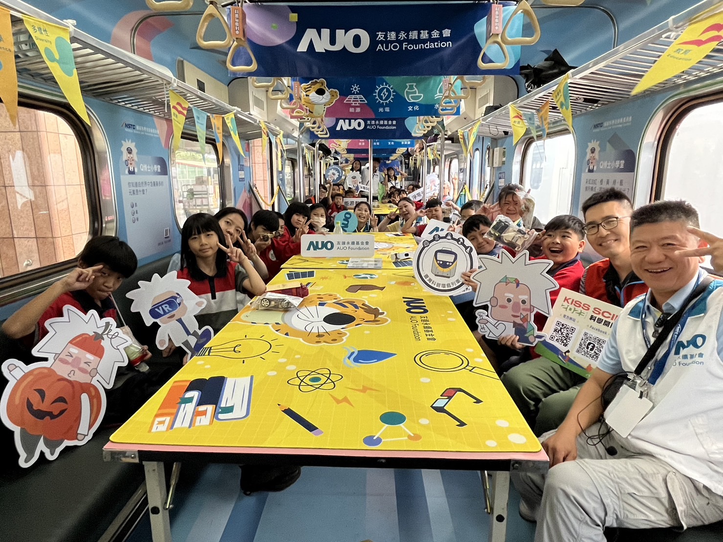 PA视讯永續基金會參與「臺灣科普環島列車」，設計基礎科學車廂課程，以「淨零碳排和永續能源」為主題，讓學生透過創意實驗認識淨零知識，以及思考生活中的減碳行為