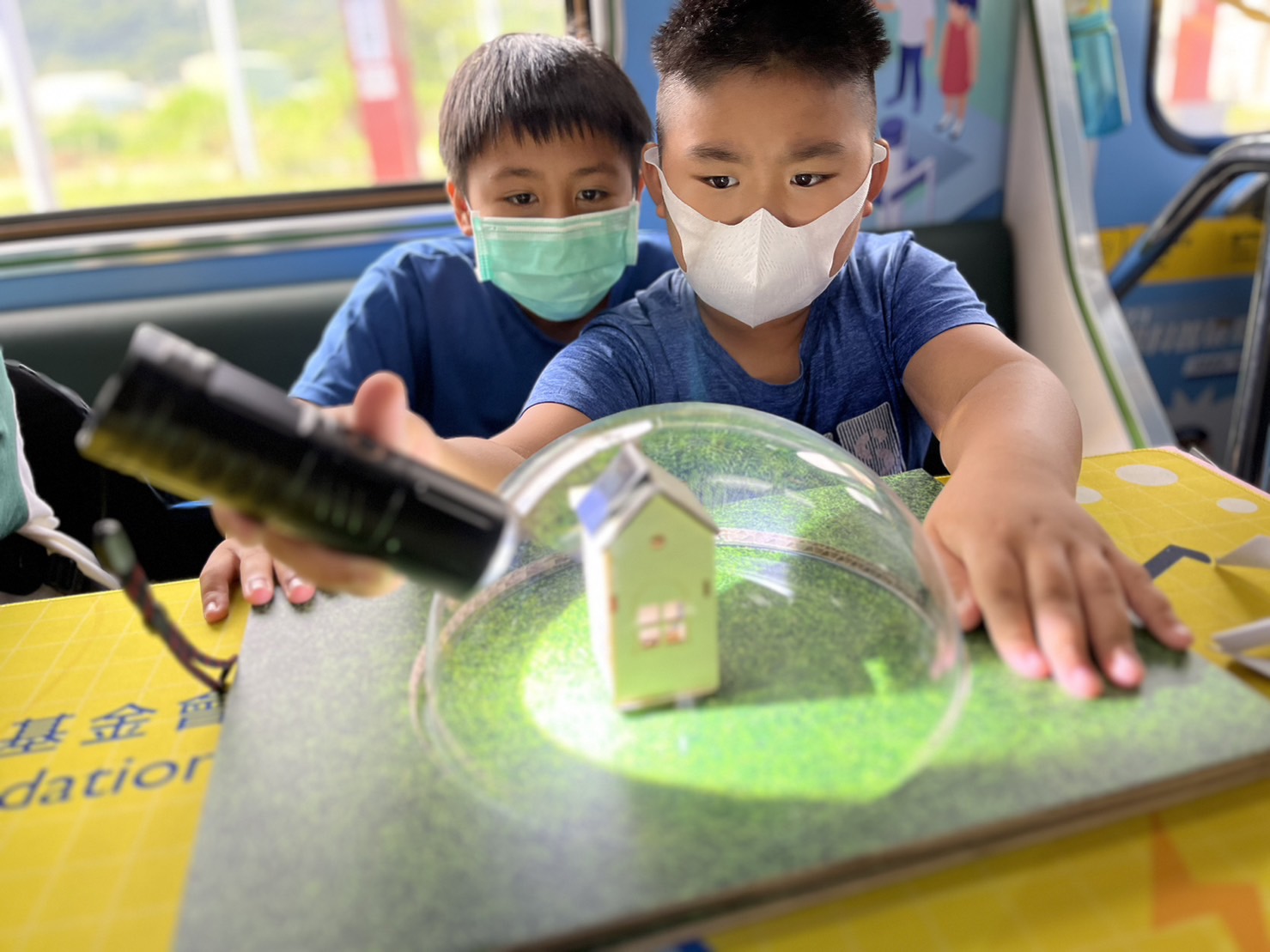 PA视讯參與基礎科學主題車廂，以STEAM教學精神，設計「逐日科學家」、「太陽能工程師」以及「淨零建築師」三大能源科普課程和實驗
